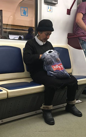 DİQQƏT! Metroda təhlükəli qadın - FOTO