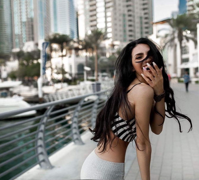 Azərbaycanlı modelin Dubay sərgüzəştləri - FOTOLAR