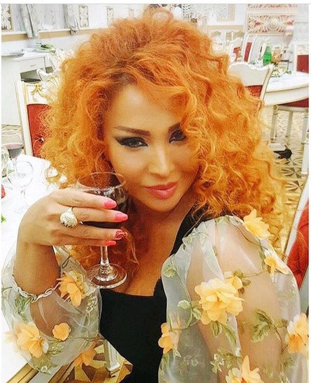 Cazibədar aparıcı Zema kürəyi açıq, dodağı qırmızı VƏ.../FOTOLAR