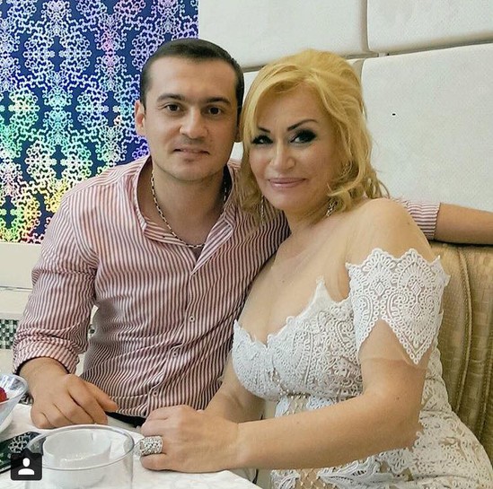 Tanınmış ifaçı oğlunun toyunda sinəsini nümayiş etdirdi - FOTOLAR