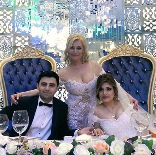 Tanınmış ifaçı oğlunun toyunda sinəsini nümayiş etdirdi - FOTOLAR