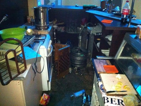 Xırdalanda OLAY! Kriminal dəstə kafeni darmadağın edib ofisiant qızı... - FOTOLAR