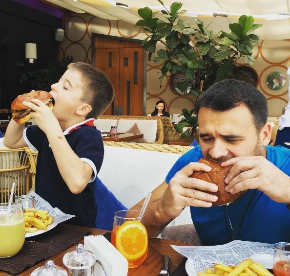 Emin əkizləri ilə istirahətdə (FOTO)