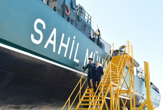 İlham Əliyev hərbi gəmidə - FOTOLAR