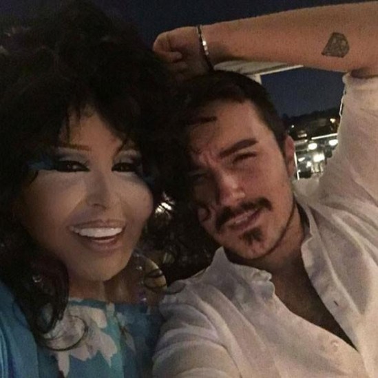 Bülent Ersoy gənc stilisti ilə yataqda - FOTOLAR