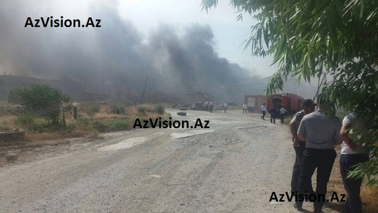 Bakıda zavodda yanğın: 6 yanğınsöndürən ... - FOTOLAR