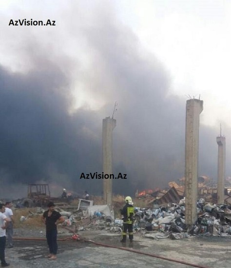 Bakıda zavodda yanğın: 6 yanğınsöndürən ... - FOTOLAR