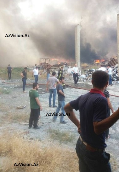Bakıda zavodda yanğın: 6 yanğınsöndürən ... - FOTOLAR