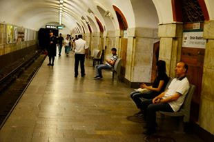 Metroda yeni oturacaqlar quraşdırıldı - FOTOLAR