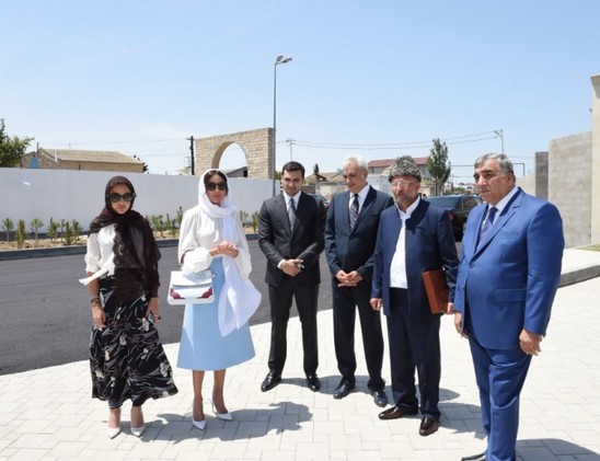 Prezidentin xanımı və qızı məsciddə - FOTOLAR
