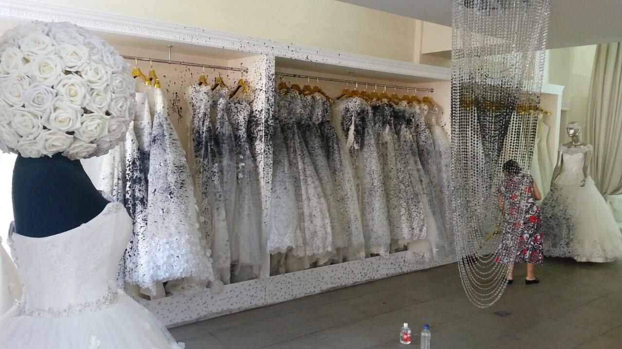 Bakının mərkəzindəki modalar evində şok cinayət - Gəlinliklər məhv edildi - FOTO
