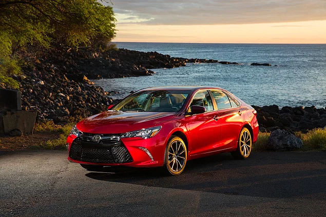 Среднеразмерный автомобиль: Toyota Camry