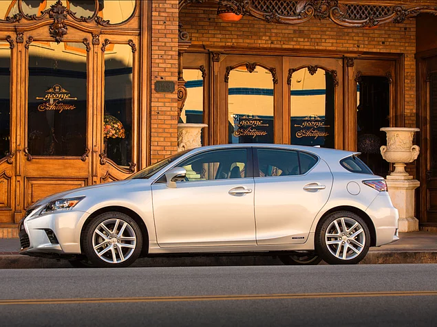 Компактный автомобиль премиум-класса: Lexus CT