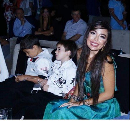 Leyla Əliyeva əkizləri və Emin Ağalarovla konsertdə - fotolar