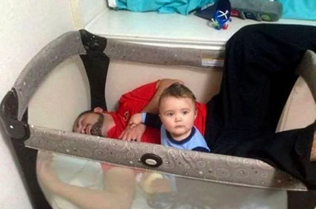 Babamı uyuttum beni alsanıza buradan.