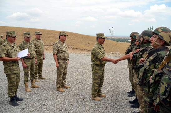 Müdafiə naziri cəbhə xəttində