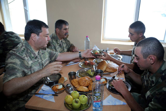 Müdafiə naziri cəbhə xəttində