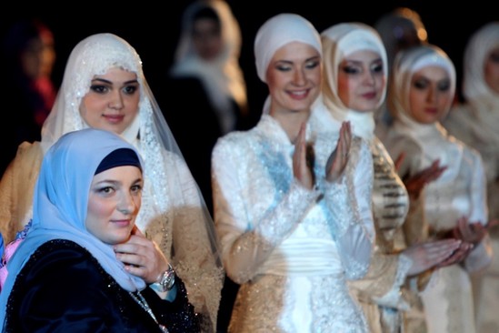 Kadırovun arvadı məzun oldu - FOTOLAR