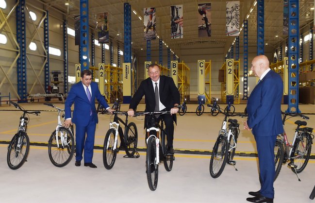 İlham Əliyev velosiped sürdü - FOTOLAR