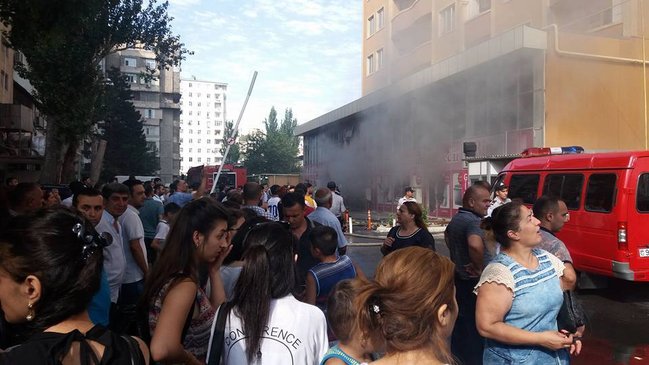 Bakıda supermarket yanır: onlarla insan təxliyyə edildi - FOTOLAR