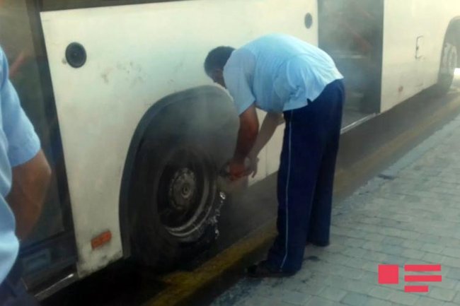Bakıda DƏHŞƏT! İçi sərnişin dolu avtobus yanıb kül oldu - FOTOLAR