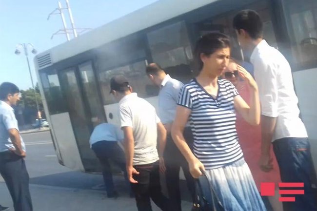 Bakıda DƏHŞƏT! İçi sərnişin dolu avtobus yanıb kül oldu - FOTOLAR