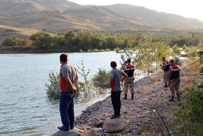 Boğulan qızlarını xilas etmək istədi, öldü - FOTO
