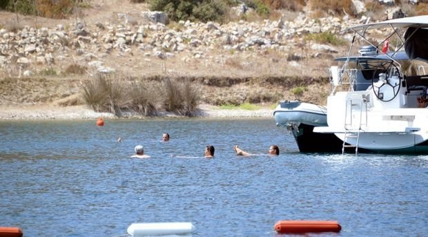 Məşhur atrisa 3 aylıq körpəsi ilə- FOTOLAR