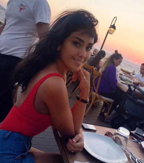 Pərvin qırmızı geyindi hər kəsi