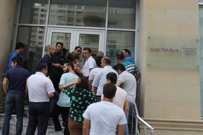 Dollar ajiotajı: Banklarda kurs 1.70 AZN, 