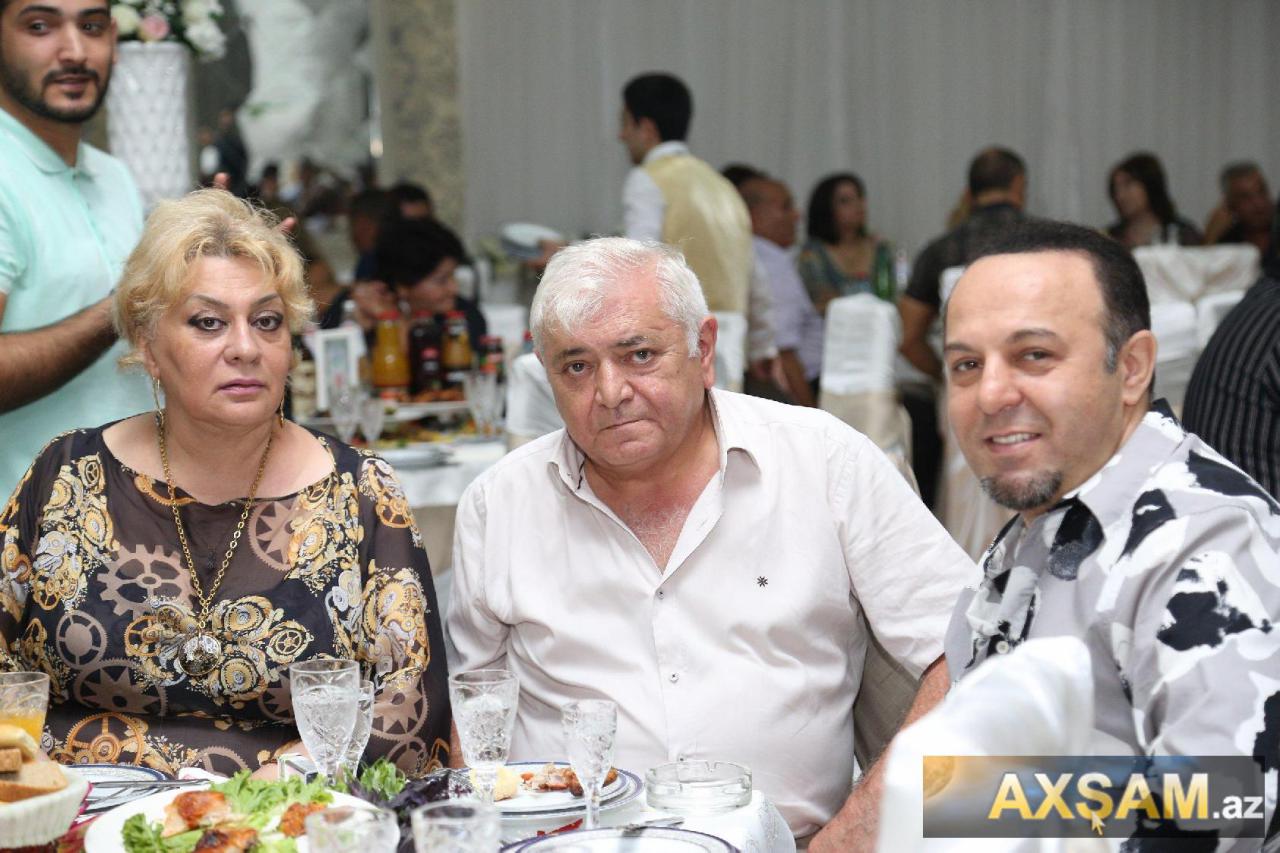 Millət vəkili xanımı ilə toyda - FOTO