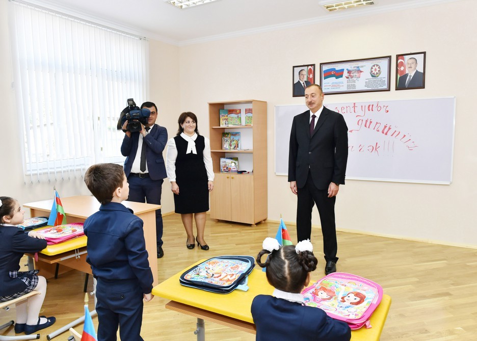 Prezident ilk dərs günündə məktəblilərlə bir arada - Fotolar