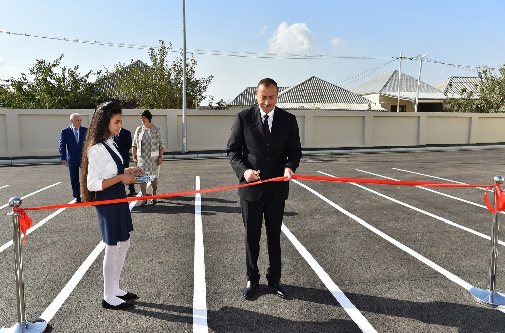 Prezident ilk dərs günündə məktəblilərlə bir arada - Fotolar