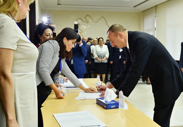 Prezident və ailəsinin səsvermə anı FOTOLARDA