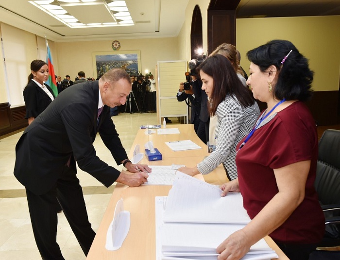 Prezident və ailəsinin səsvermə anı FOTOLARDA
