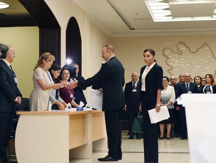 Prezident və ailəsinin səsvermə anı FOTOLARDA