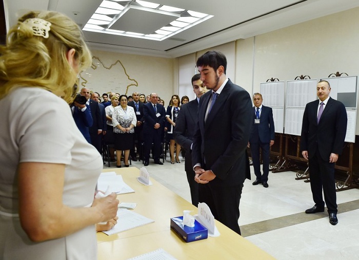 Prezident və ailəsinin səsvermə anı FOTOLARDA