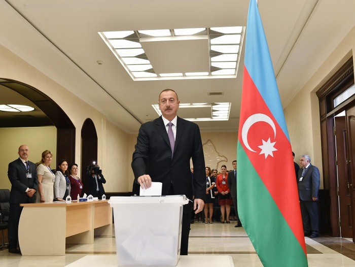 Prezident və ailəsinin səsvermə anı FOTOLARDA