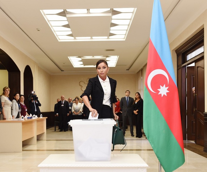 Prezident və ailəsinin səsvermə anı FOTOLARDA