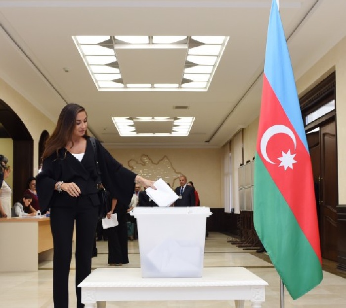 Prezident və ailəsinin səsvermə anı FOTOLARDA