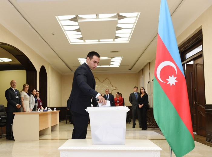 Prezident və ailəsinin səsvermə anı FOTOLARDA