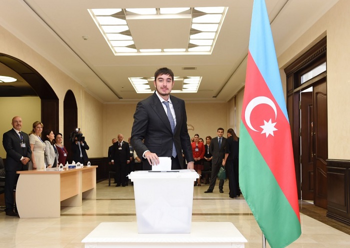 Prezident və ailəsinin səsvermə anı FOTOLARDA
