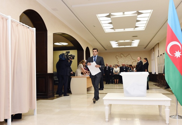 Prezident və ailəsinin səsvermə anı FOTOLARDA