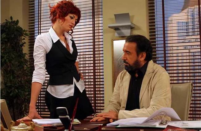 Deniz Çakır - Cihan Ünal Deniz Çakır, ilk dizisi Kadın İsterse'de Cihan Ünal'la tanışıp ilk