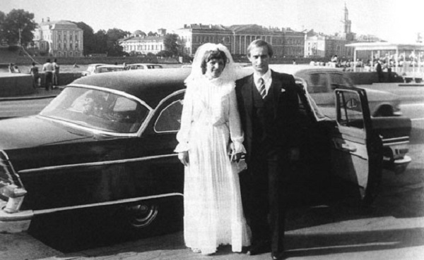Aclıqdan qardaşını itirən, Kremldə itlə yaşayan Putinin 64 illik həyat yolu