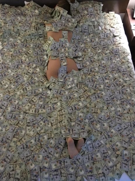 Qızları dollarda basdıran multimilyonerin çılğın həyat tərzi - Fotolarda