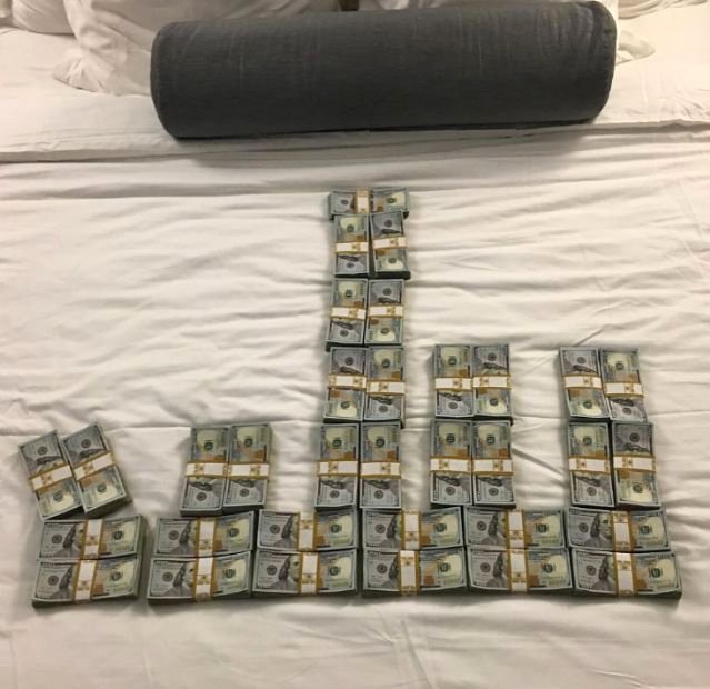 Qızları dollarda basdıran multimilyonerin çılğın həyat tərzi - Fotolarda