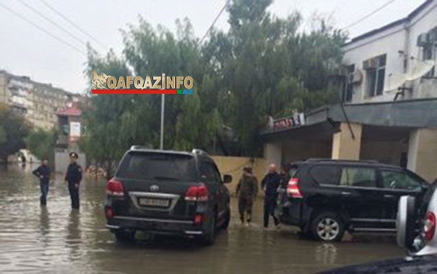 Suyun çəkilməsinə polislər də cəlb olundu - Fotolar