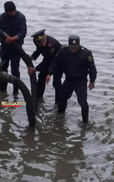 Suyun çəkilməsinə polislər də cəlb olundu - Fotolar