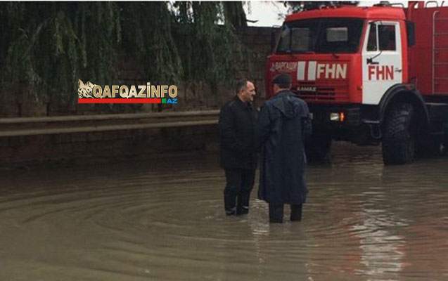 Suyun çəkilməsinə polislər də cəlb olundu - Fotolar